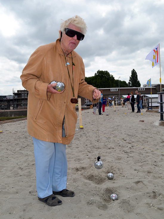 Barbara: tournament oldest participant, living at Heijplaat, once a professional petanque player. photo by: Yvonne van der Veer