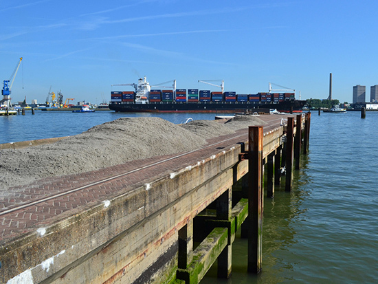 Sponsored sand dropped by Van Es Zand & Gravel BV on Pier 2602. photo by: own archive